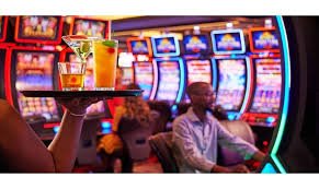 Aplikasi 77superslot menampilkan layar pendaftaran dan menu utama dengan pilihan taruhan olahraga dan permainan kasino